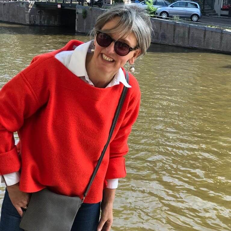 Handgenähter Pulli aus der Textilwerkstatt made by Katharina Riedlsperger & Team roter Pulli von der Textilwerkstatt